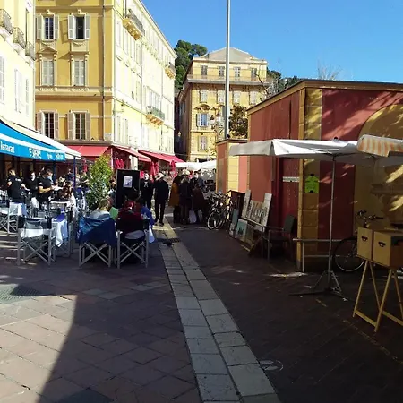 Location In Nice! 2 Bedrooms Sleeps 4 شقة *