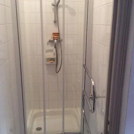 Location In Nice! 2 Bedrooms Sleeps 4 شقة